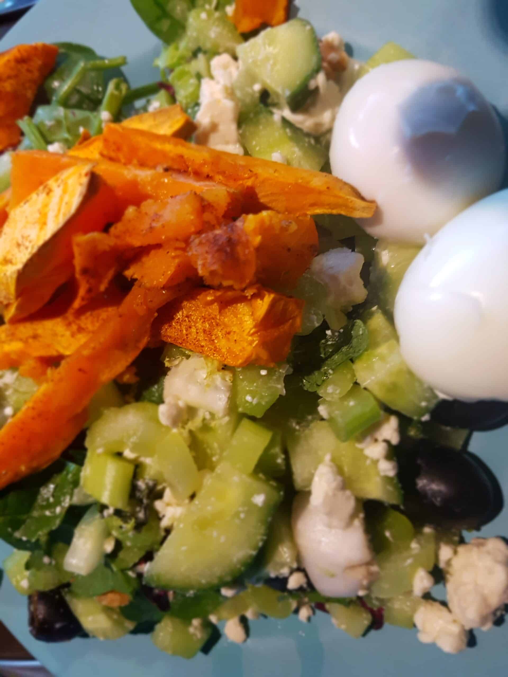 salade met zoete aardappelfriet